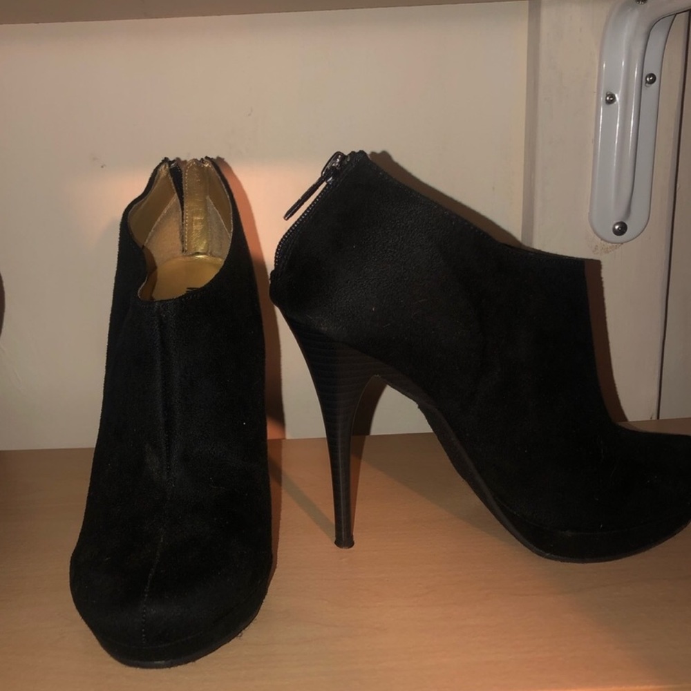 🌼Antonio Melani Black Suede Heel Bootie
